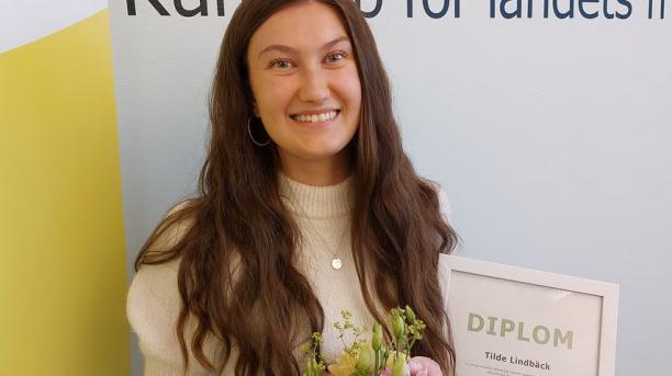 Tilde Lindbäck, 25 år från Umeå, har fått Hushållningssällskapet Norrbotten-Västerbottens ungdomsstipendium ”Grön Framtid” och belönas med 25 000 kr