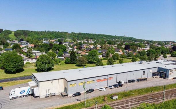 Arla avvecklar import- och packningsanl&auml;ggningen p&aring; G&ouml;teborgsv&auml;gen i Falk&ouml;ping men beh&aring;ller Osthuset p&aring; Energigatan, d&auml;r svenskproducerade h&aring;rdostar fr&aring;n Arla fortsatt kommer att lagras och vaxas.