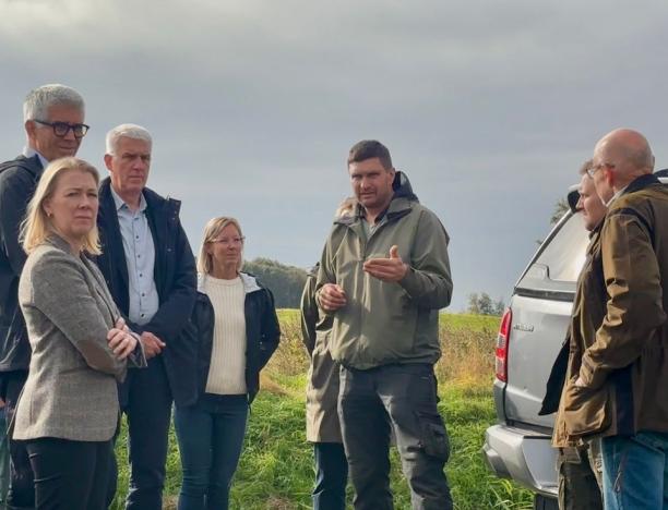 F.v. Anders Thornberg, Hallands Landsh&ouml;vding, Anna Olofsson, generaldirekt&ouml;r Jordbruksverket, Claes Lindgren, Hallands L&auml;nsr&aring;d, Anna Clarin, Jordbruksverkets samordnare f&ouml;r f&ouml;renklingsarbete, Sven Ohlson, lantbrukare p&aring; Lis g&aring;rd, Joakim Dannegren, vice ordf&ouml;rande LRF Halland och Per Leander, L&auml;nsstyrelsen Halland.